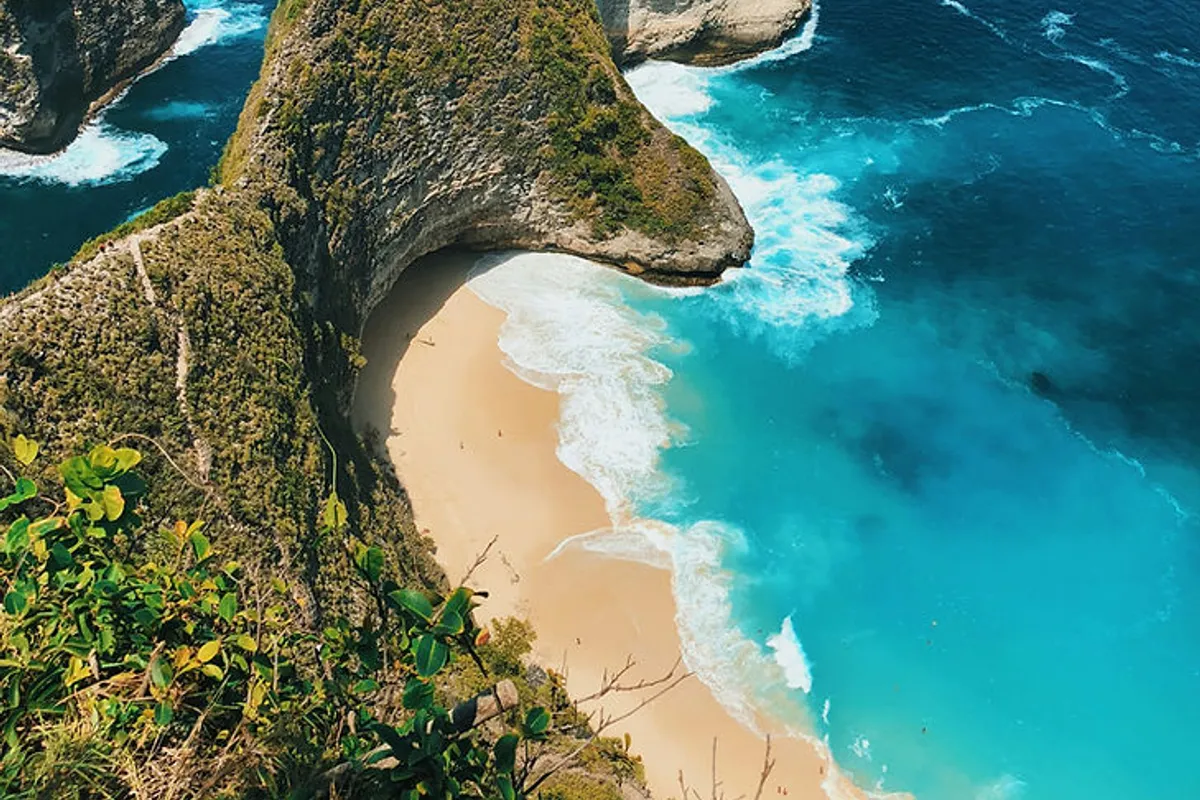 Kelingking Beach cliff and turquoise bay on Nusa Penida, Bali, Indonesia
