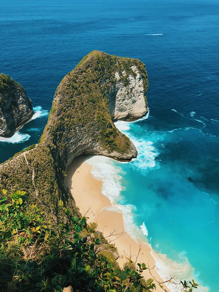Kelingking Beach cliff and turquoise bay on Nusa Penida, Bali, Indonesia
